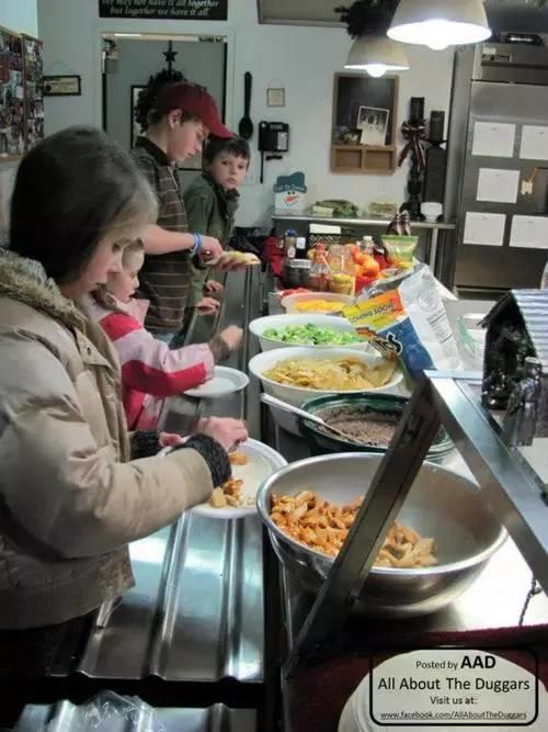 美国夫妇二十五年生十九子女,领着福利还想继续生下去!