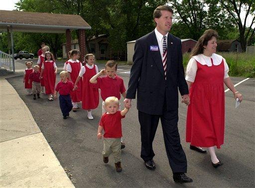 美国夫妇二十五年生十九子女,领着福利还想继续生下去!
