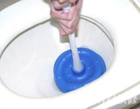 马桶堵了怎么办教你一招轻松搞定,马桶严重堵了怎么办最简单方法