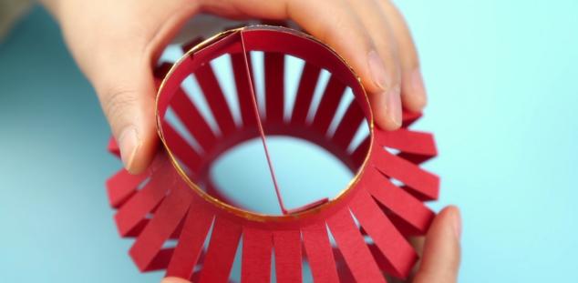 一张纸就能做好灯笼很简单的,用彩纸做灯笼的最简单方法