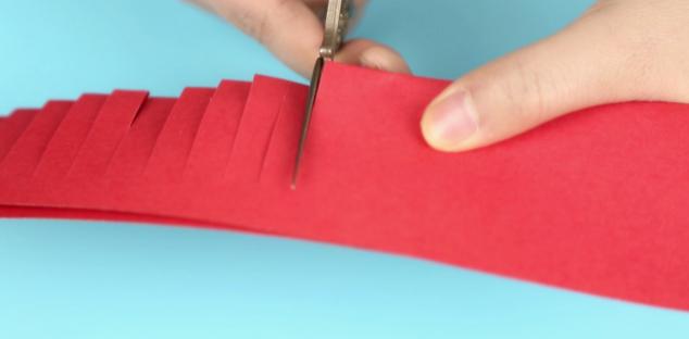 一张纸就能做好灯笼很简单的,用彩纸做灯笼的最简单方法