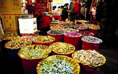 年味儿越来越浓采购年货走亲访友,春节临近土味年货走俏市场