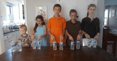 春节假期快来试试这个火爆全球的翻水瓶挑战吧~