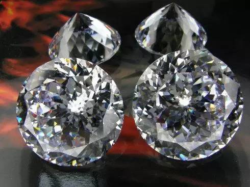 独家！杭州一女士投诉老凤祥“10元锆石”当“钻石”卖！