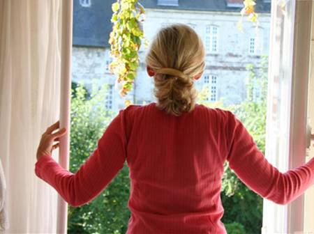 卧室有小虫子用什么杀虫剂,屋里有黑色虫子用什么杀虫剂