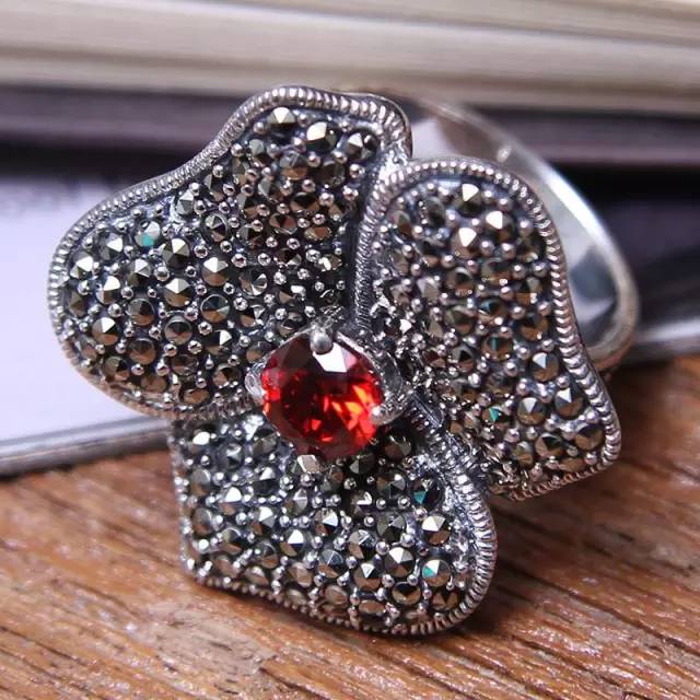 独家！杭州一女士投诉老凤祥“10元锆石”当“钻石”卖！