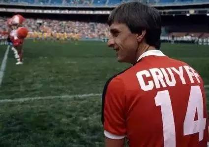 他是有青田血统的荷兰前国脚，要在浙江打造一支带着克鲁伊夫印记的球队！