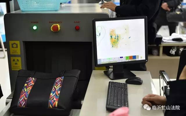 震惊！有农药、有刀……法警告诉你法院安检有多重要！