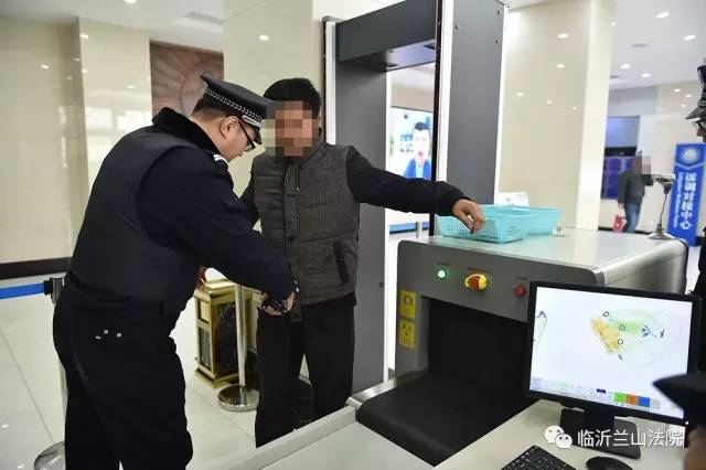 震惊！有农药、有刀……法警告诉你法院安检有多重要！