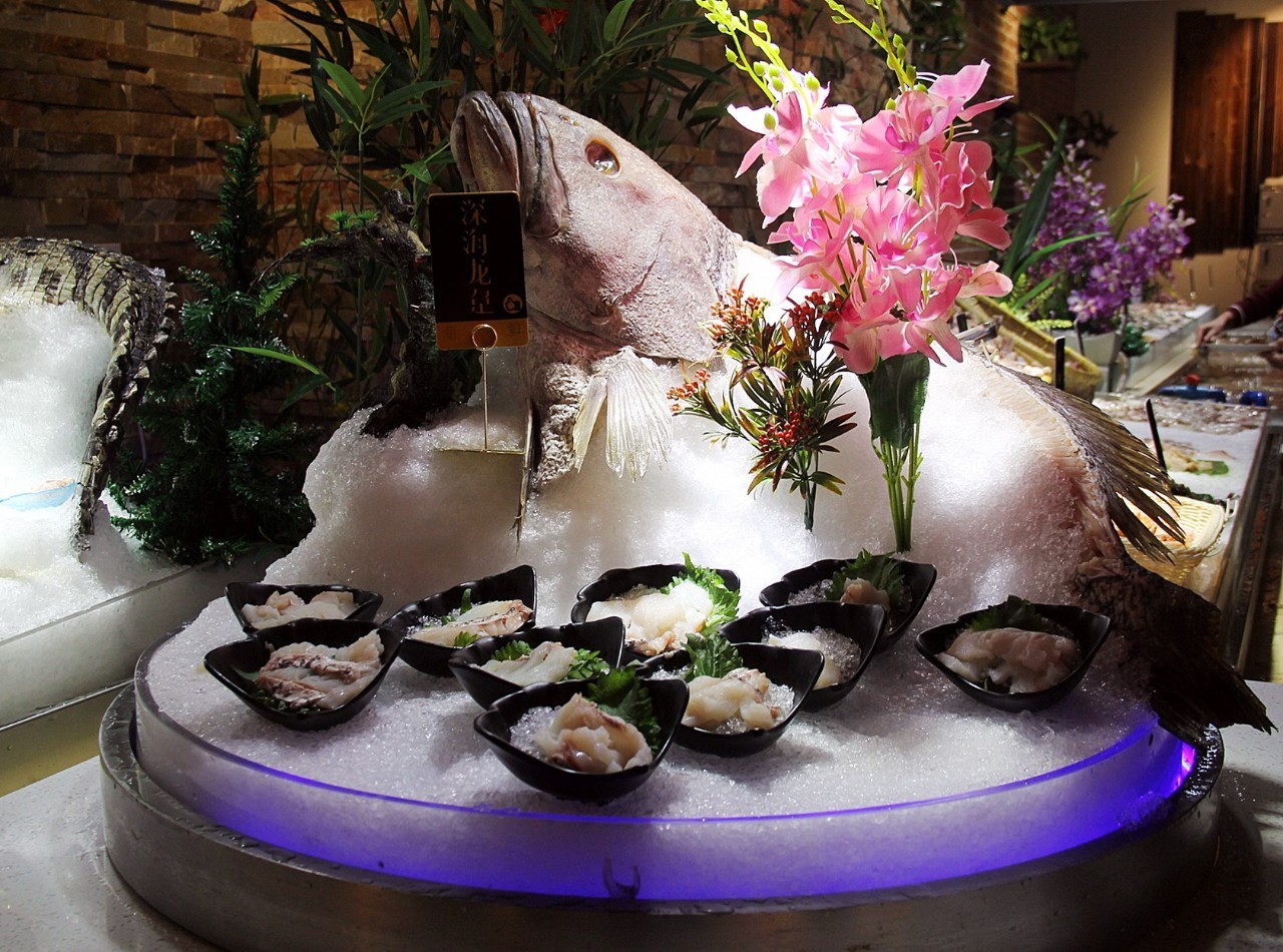 「订年夜饭赠波士顿龙虾」2017这么吃年夜饭最霸气!从没想过一顿自助,竟然吃几口就回本了……谁也别拦着我!今年就要在这儿吃!