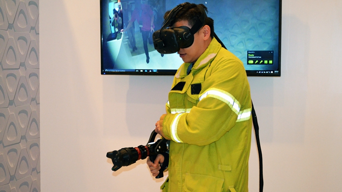 htc发布vivepro,htc发布了全球第一款智能手机