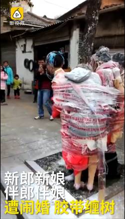 闹洞房新娘伴娘都被闹,闹婚伴娘被伴郎拽进车里