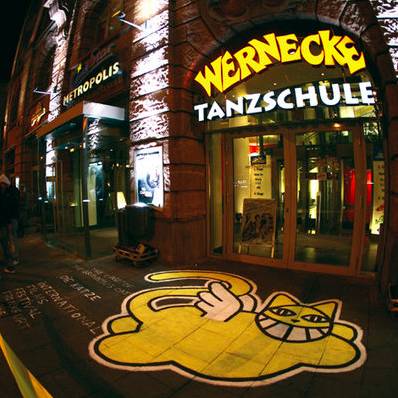 有一个街头艺术家把一只猫涂遍了巴黎，后来它遍布了全世界