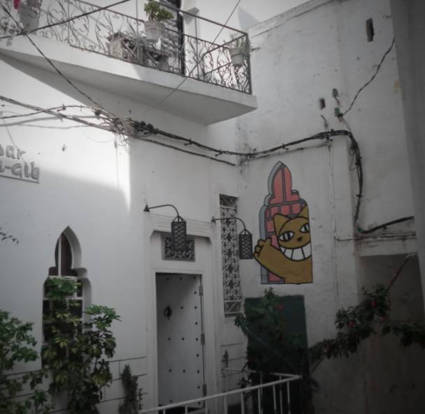 有一个街头艺术家把一只猫涂遍了巴黎，后来它遍布了全世界