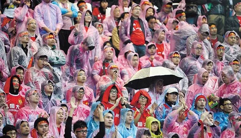 长沙国足中韩万人合唱,一起为国足加油助威