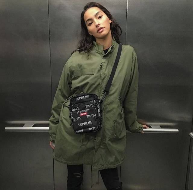 supreme和lv联名的世纪双肩包,supreme和lv联名红色手拿包