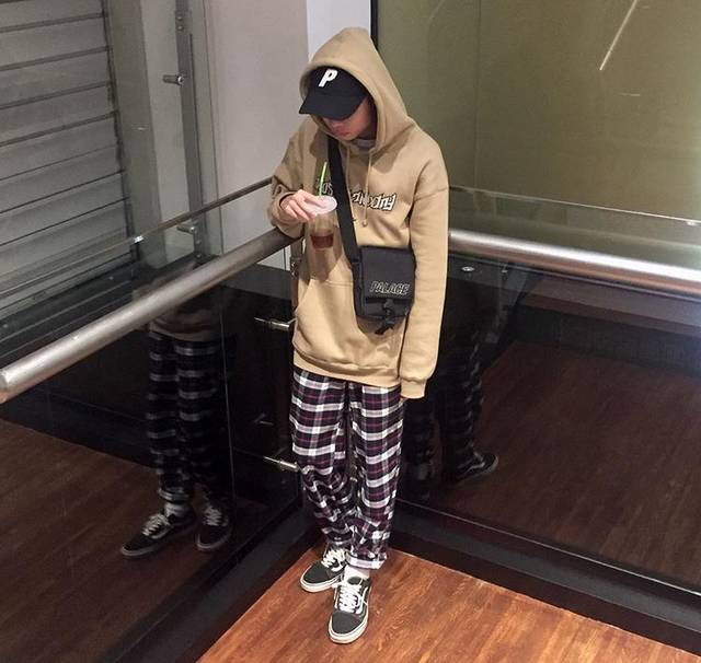 supreme和lv联名的世纪双肩包,supreme和lv联名红色手拿包