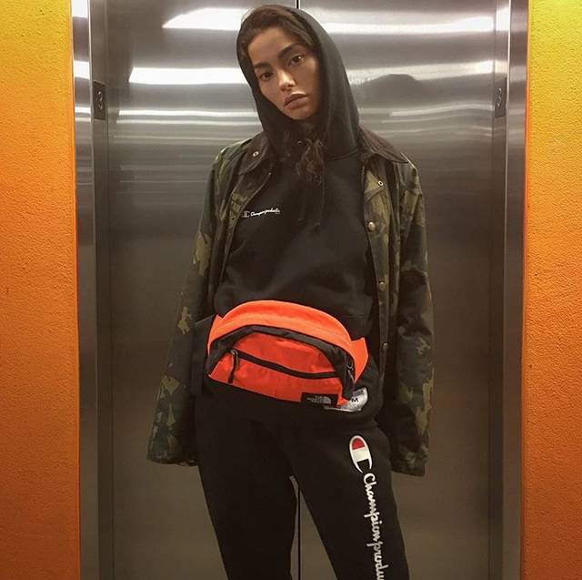 supreme和lv联名的世纪双肩包,supreme和lv联名红色手拿包