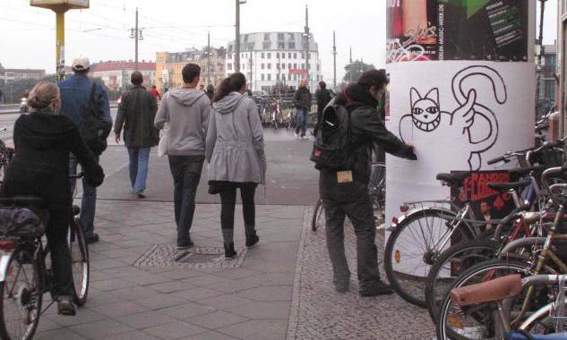 有一个街头艺术家把一只猫涂遍了巴黎，后来它遍布了全世界