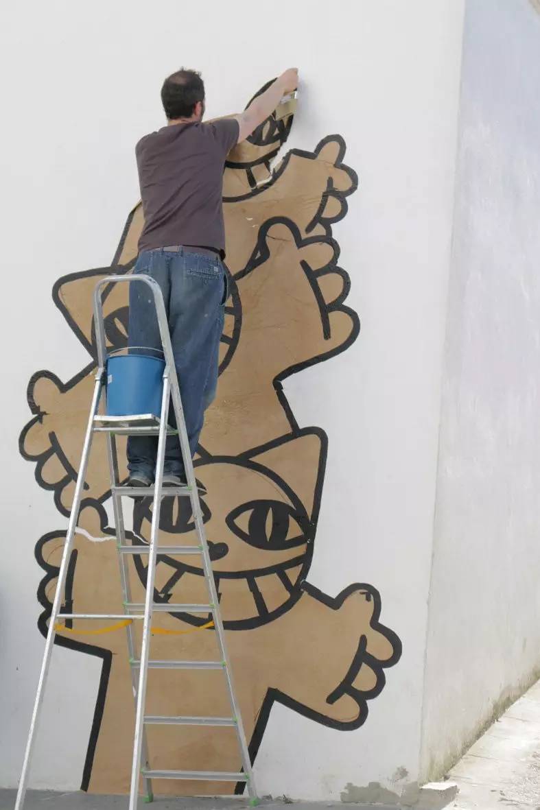 有一个街头艺术家把一只猫涂遍了巴黎，后来它遍布了全世界