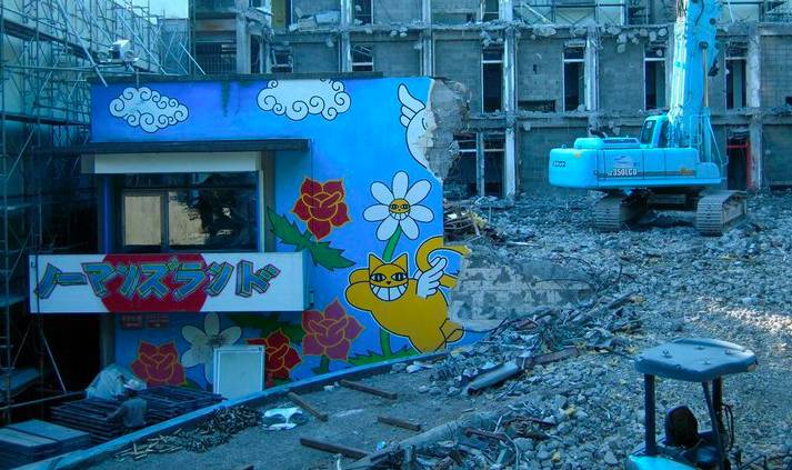 有一个街头艺术家把一只猫涂遍了巴黎，后来它遍布了全世界