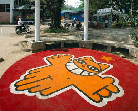 有一个街头艺术家把一只猫涂遍了巴黎，后来它遍布了全世界