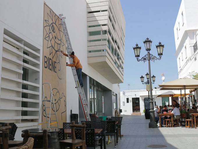 有一个街头艺术家把一只猫涂遍了巴黎，后来它遍布了全世界