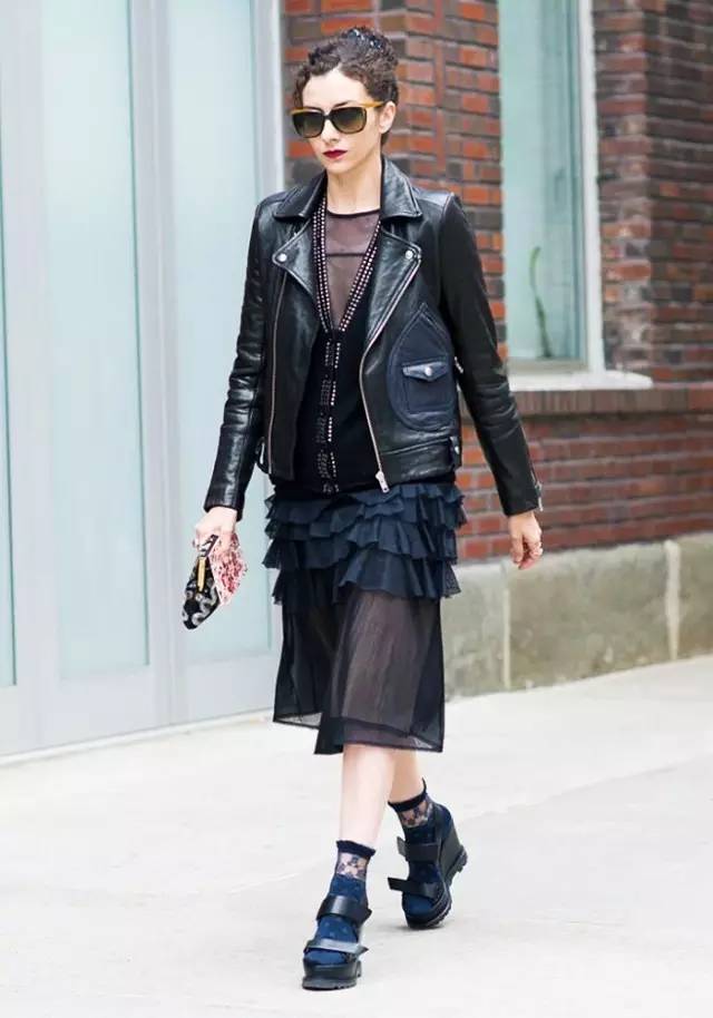 哪些是衣橱里永不过时的单品 (女生衣橱必备的6款经典单品)