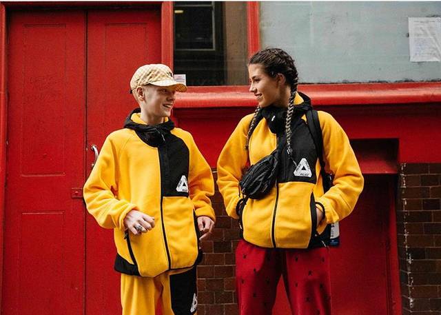 supreme和lv联名的世纪双肩包,supreme和lv联名红色手拿包