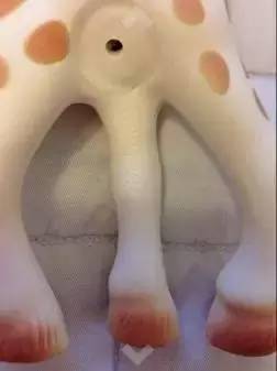 「警惕」这款妈妈超爱的磨牙胶剪开后竟是黑色的!你还敢让孩子放嘴里咬吗?