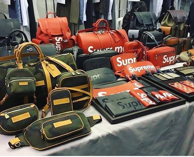 supreme和lv联名的世纪双肩包,supreme和lv联名红色手拿包