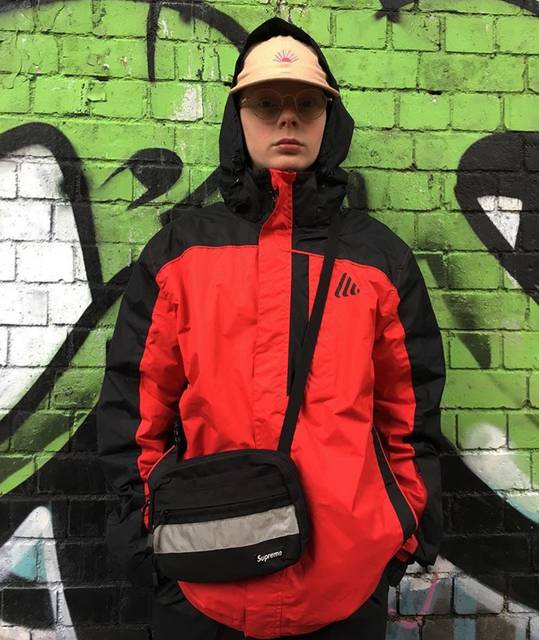 supreme和lv联名的世纪双肩包,supreme和lv联名红色手拿包