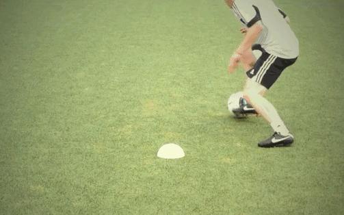 如何拉球变向过人,如何破解拉球转身