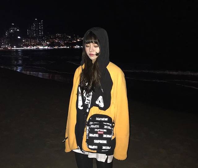 supreme和lv联名的世纪双肩包,supreme和lv联名红色手拿包