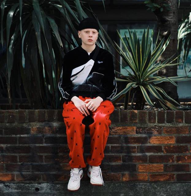 supreme和lv联名的世纪双肩包,supreme和lv联名红色手拿包