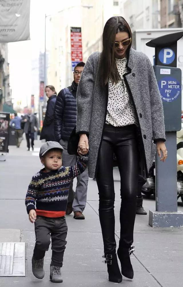 如何穿紧身皮裤,穿皮裤的正确方法视频