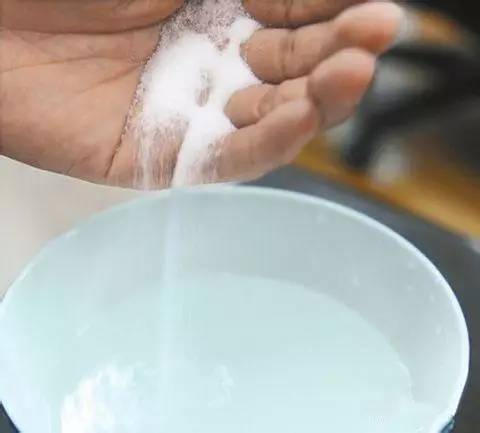 新衣服洗完后有油渍是怎么回事,衣服上弄了油渍洗不掉要怎么处理