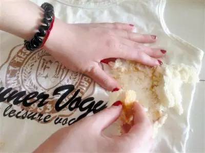 新衣服洗完后有油渍是怎么回事,衣服上弄了油渍洗不掉要怎么处理