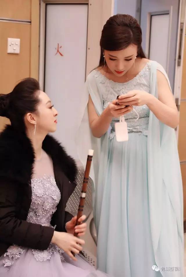 且末箜篌形象大使央视元宵晚会演奏箜篌