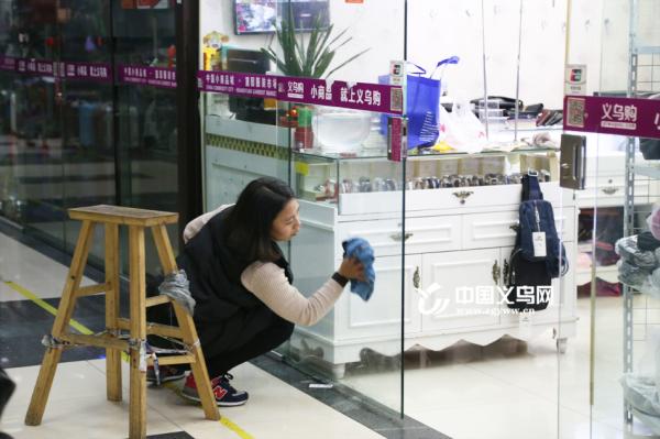 义乌篁园市场开市经营户贴春联寓意来年财源滚滚