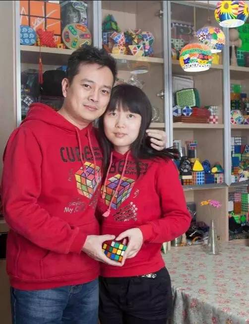 有“魔方侠侣”之称的他们因魔方结缘,他们的魔方世界有点儿甜