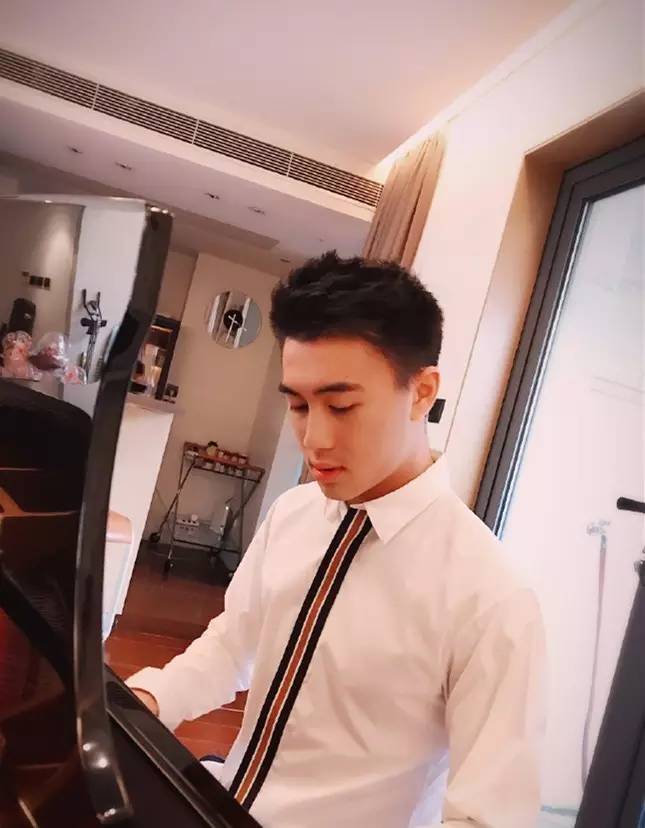 年轻多金真学霸男主人设的他为何“换女如换衣”？