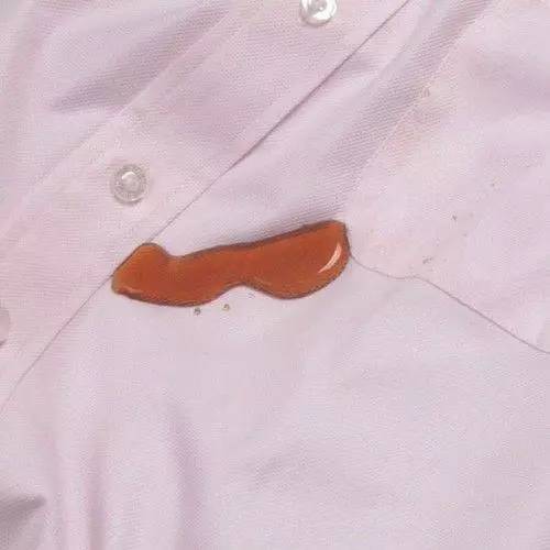 新衣服洗完后有油渍是怎么回事,衣服上弄了油渍洗不掉要怎么处理