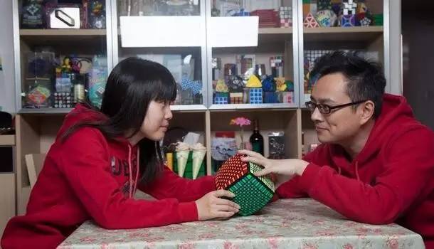 有“魔方侠侣”之称的他们因魔方结缘,他们的魔方世界有点儿甜