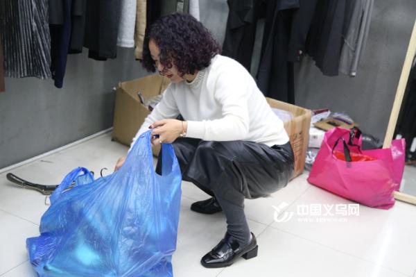 义乌篁园市场开市经营户贴春联寓意来年财源滚滚