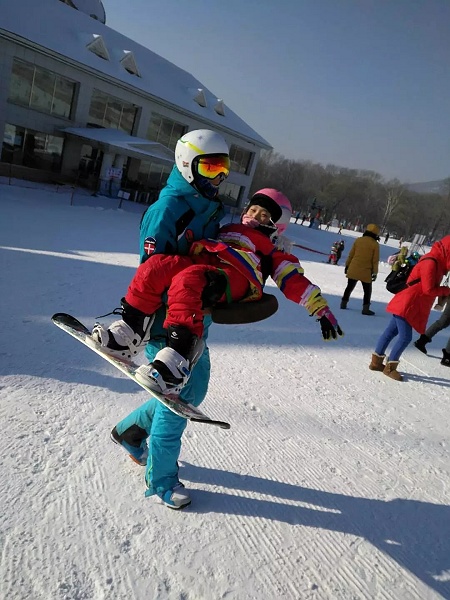 龙江旅游小记者杨若廷:平山神鹿滑雪场的单板滑雪之旅