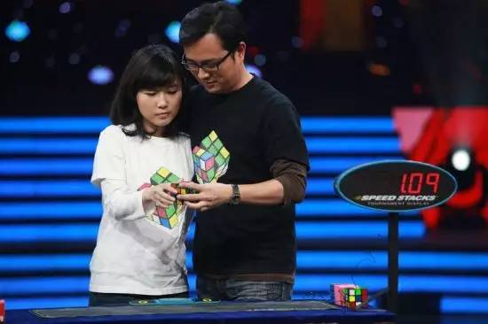 有“魔方侠侣”之称的他们因魔方结缘,他们的魔方世界有点儿甜