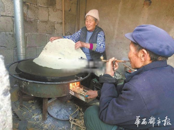 成都“煎饼大叔”感慨走红超重煎饼:那是不可辜负的母爱