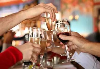 喝完酒没睡够第二天怎么醒酒,春节喝酒的自救方法