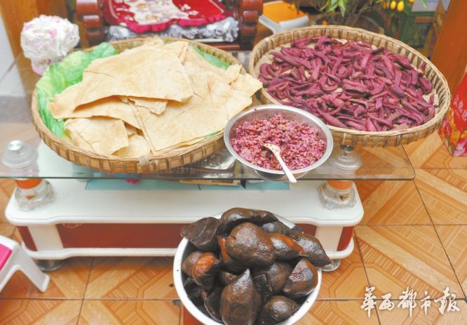 成都“煎饼大叔”感慨走红超重煎饼:那是不可辜负的母爱